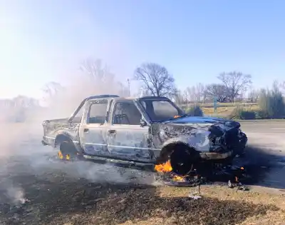 Incendio total en la Autopista de las Serranías Puntanas: una camioneta quedó destruida