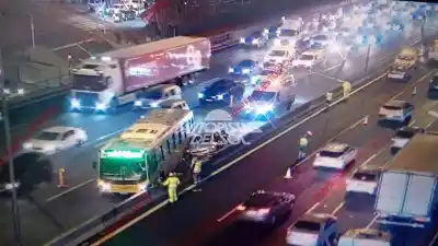Doble choque en la Panamericana: un motociclista desencadenó una colisión múltiple y hay heridos