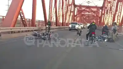 Un giro en U desató el caos: choque entre motos que paralizó el Puente Carretero