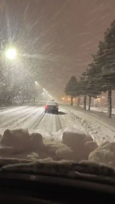 El manto blanco que paralizó Bariloche: nevada implacable, clases suspendidas y un operativo contrarreloj