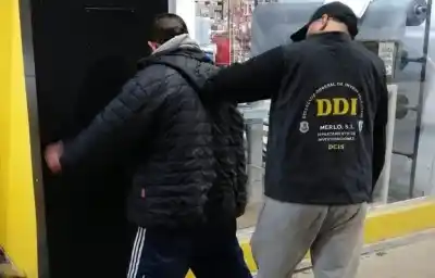 Se le olvidó la tarjeta en un cajero y su cuenta se vació: el insólito raid de compras que terminó con un demorado