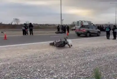 Impactante choque de motos en Circunvalación Oeste: dos heridos y un misterio por resolver