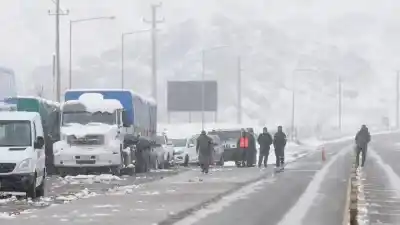 Temporal en Neuquén: más de 1.200 camioneros varados y un operativo que se refuerza