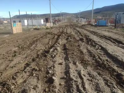 El drama del barro no termina en Comodoro: autos hundidos y chicos que no pueden ir a la escuela