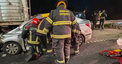 Impactante accidente en la autopista Rosario-Santa Fe: un hombre quedó atrapado entre los hierros de su auto