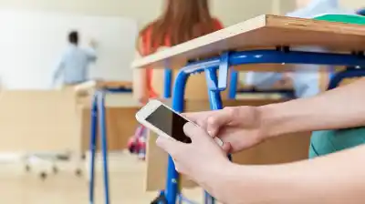Prohibición total: el cambio radical que ya rige en las aulas bonaerenses y afecta a más de dos millones de chicos