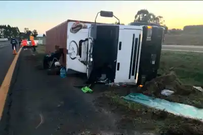 Un camión volcó en la Ruta 14 y el conductor denunció que lo encerraron