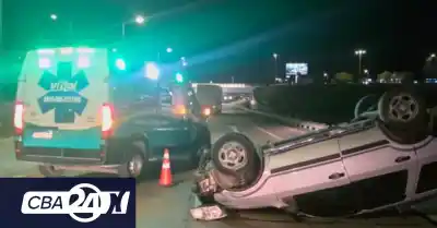 Volcó una camioneta en el anillo interno de la Circunvalación y el tránsito quedó paralizado