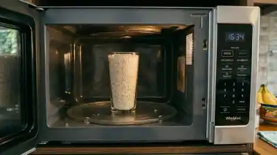 El truco secreto que tenés en tu alacena para dejar el microondas como nuevo