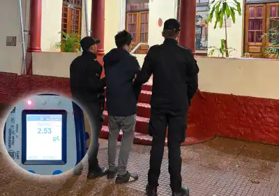 Conductor de 25 años perdió el control de su moto y el alcohol lo dejó detenido