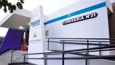 Ingresó caminando y horas después apareció con el tobillo fracturado: detuvieron a cinco policías en San Juan