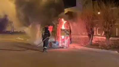 Arde un carro de ventas en Km 8: el misterio detrás del fuego