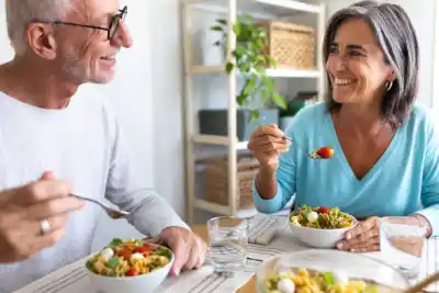 El misterio del plato que queda lleno: por qué el apetito se apaga después de los 60