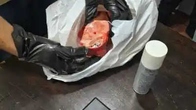 Ingresó a una comisaría con un kilo de carne y los efectivos descubrieron qué había en su interior