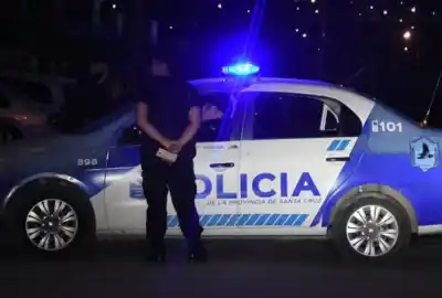 Los amenazó con un revólver y antes de huir les exigió la clave del celular