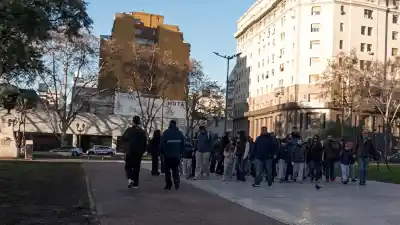 Visita escolar en Campana: los alumnos se toparon con la plaza del Congreso devastada