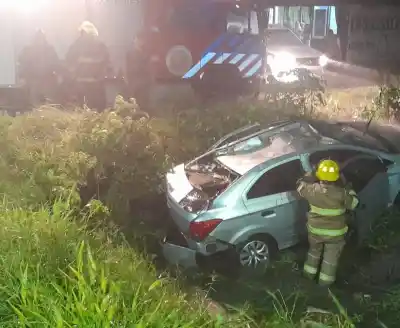 Un conductor de Concepción terminó dentro de un canal en Aguilares tras una maniobra desesperada