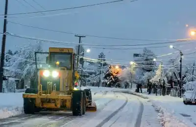 Nieve en Bariloche: el operativo municipal no da tregua y suma refuerzos en los barrios más complicados