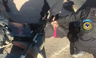 Embistió a un sargento para escapar de un control en Trelew y la Policía descubrió algo que lo complicó aún más