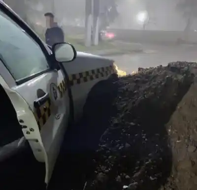 Un taxi chocó contra un montículo de tierra en medio de la niebla y dejó tres heridos: los vecinos ya lo habían advertido