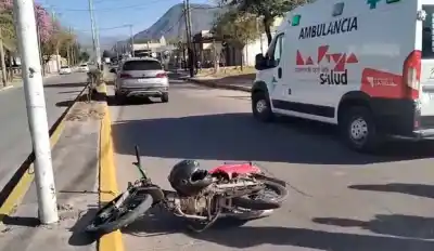 Cayó de su moto en avenida San Francisco: el insólito motivo del accidente