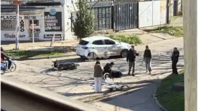 Impactante siniestro en barrio Alvear: una motociclista terminó tendida en el asfalto
