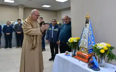 El obispo Urbanč sorprendió con su visita a Aguas de Catamarca: ¿qué dejó en los trabajadores?