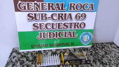 Buscaban máquinas de tatuar y encontraron un arsenal: el insólito hallazgo en Roca