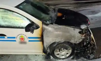 El momento en que un taxi se prendió fuego en plena avenida y el conductor logró escapar