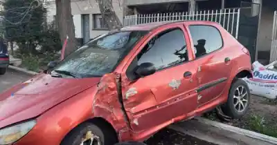 Impactante choque en San Rafael: el auto terminó contra un árbol y casi se incrusta en una casa