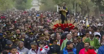 Los fieles ya copan el templete: cuánto salen las velas y los claveles para San Cayetano