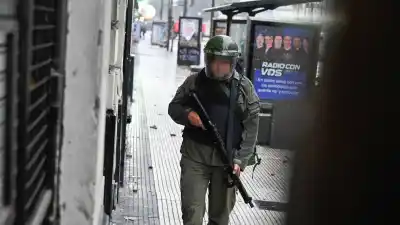 Impactante parte médico: la fotógrafa herida en la represión tiene una fractura de cráneo