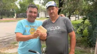 Un sobre con un misterioso contenido apareció en la calle: lo que hizo el hombre que lo encontró sorprendió a todos