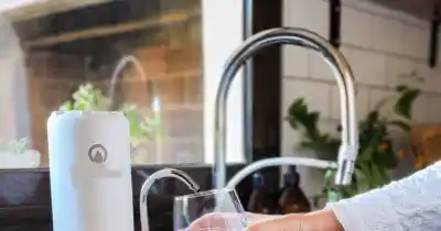 Otro golpe de la ANMAT: prohibieron la venta de un filtro de agua fabricado en La Plata que promocionan famosos