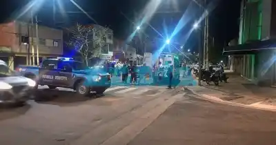 Dos heridos con fracturas expuestas tras un violento choque en Los Hornos