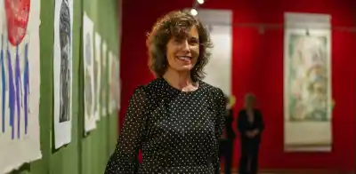 Una artista misionera en Francia desafía los cánones de belleza con sus grabados