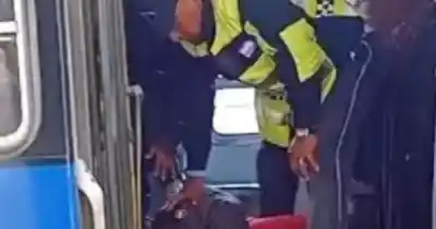Tensión en el centro: una mujer se descompensó y cayó al piso de un colectivo