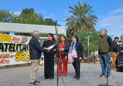 33 años de Radio Satelital: el emotivo reconocimiento que recibió en plena Plaza Belgrano