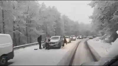 Nieve en la Ruta de los Siete Lagos: el momento en que los conductores se detuvieron a colocar cadenas