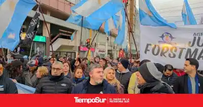 El PJ de Río Gallegos salió a la calle: “La tierra argentina no se entrega”