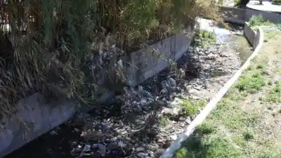 El agua que tomamos y la basura que tiramos: la dura advertencia de Irrigación