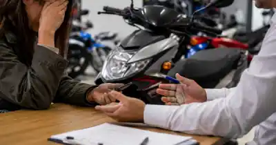 Le prometieron cuotas de $300 mil para una moto y ahora le exigen pagar $1 millón
