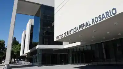 Atacante la roció con combustible y la prendió fuego: la víctima sigue en terapia intensiva