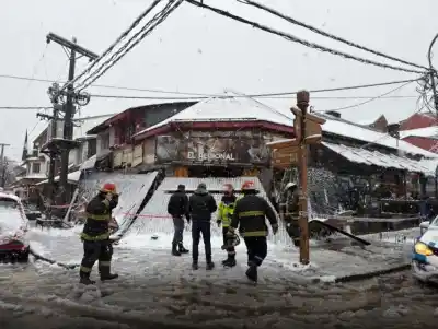 Cayó el techo de un local en pleno centro de San Martín de los Andes y Bomberos tuvo que cortar la estructura
