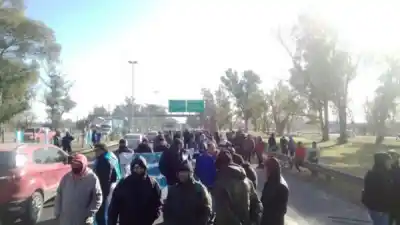 Denuncian vaciamiento y salarios impagos en Cresta Roja: los trabajadores evalúan un nuevo corte