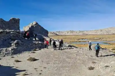Caminar sobre un océano de 150 millones de años: la nueva experiencia geoturística que fusiona trekking y paleontología