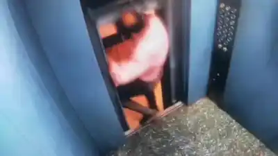 Segundos de terror en la India: el ascensor que subió con la puerta abierta y casi lo atrapa