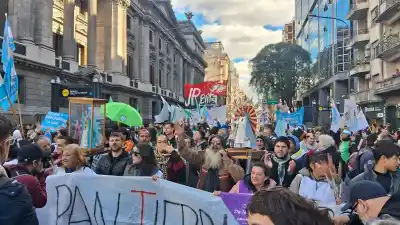 Multitudinaria marcha a San Cayetano: el reclamo que incomoda al Gobierno