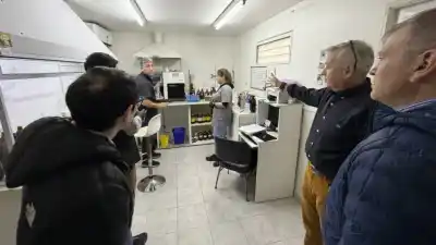 El laboratorio roquense que apuesta a la energía solar para sostener su crecimiento