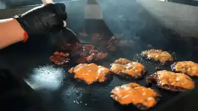 La Noche de las Hamburgueserías: un descuento que promete llenar las calles de Buenos Aires